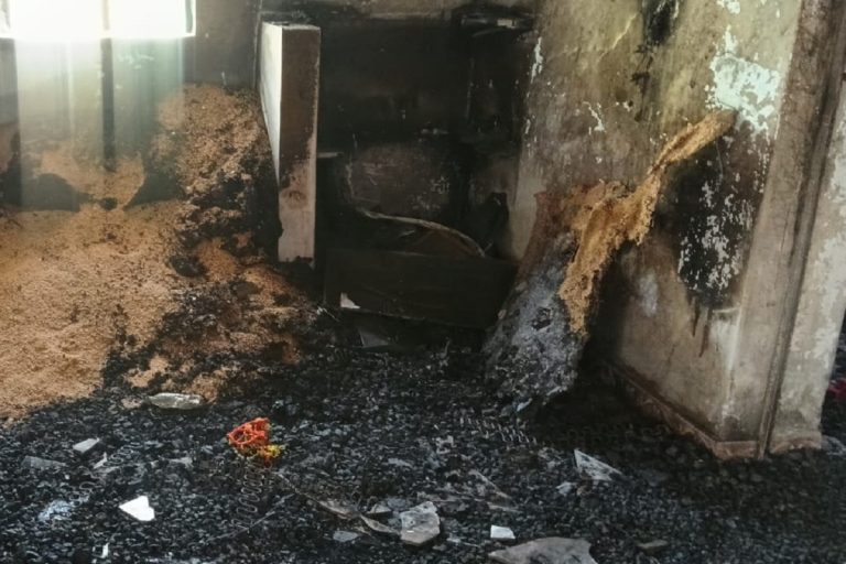 शराब के नशे में धुत युवक ने अपने ही घर में लगाई आग, सोने चांदी के जेवर जलकर खाक…