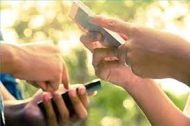 मोबाइल पर बात करने से किया मना, छोटे भाई ने बड़े की कर दी हत्या…