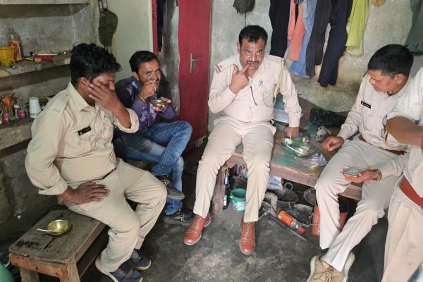 जांच करने पहुंचे थे वन विभाग कर्मचारी, खुद ही बैठे गए शराब पीने, देखें वायरल वीडियो