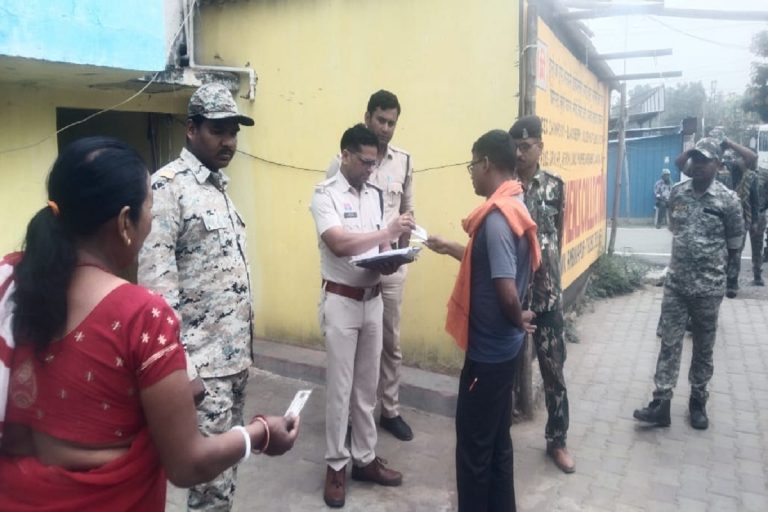 अटल आवास में छापेमारी, 400 से अधिक घरों में दी दबिश, 1 किलो गांजा, 3 चाकू व एक तलवार जब्त…